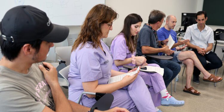 La Fe promueve grupos de ayuda mutua de supervivientes de la Unidad de Cuidados Intensivos para prevenir el síndrome post-UCI 1 La Fe promueve grupos de ayuda mutua de supervivientes de la Unidad de Cuidados Intensivos para prevenir el síndrome post-UCI