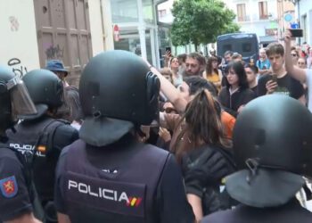 Tensiones entre la policía y activistas en apoyo a la última vecina de un edificio de Valencia comprado por un fondo buitre