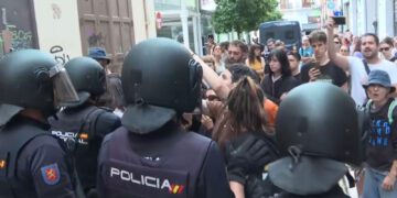 Tensiones entre la policía y activistas en apoyo a la última vecina de un edificio de Valencia comprado por un fondo buitre