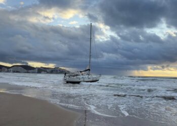 Dos nuevos barcos de recreo encallan en playas en Cullera y Xàbia