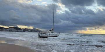 Dos nuevos barcos de recreo encallan en playas en Cullera y Xàbia