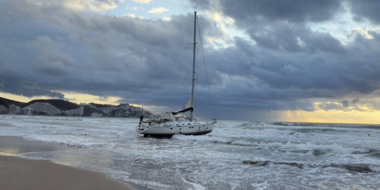 Dos nuevos barcos de recreo encallan en playas en Cullera y Xàbia 1 Dos nuevos barcos de recreo encallan en playas en Cullera y Xàbia