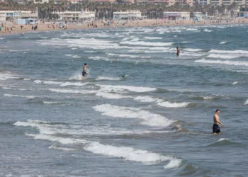 Fallecen dos bañistas de edad avanzada en las playas de Gandia y Dénia