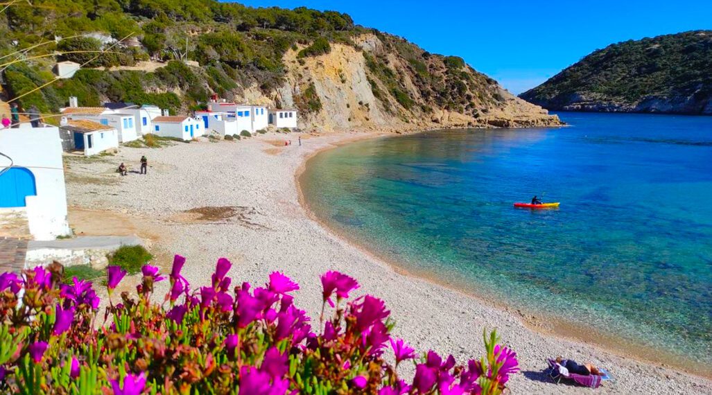 Cala Portichol: La playa VIP de la Comunitat que enamora a famosos y turistas 1 Cala Portichol: La playa VIP de la Comunitat que enamora a famosos y turistas