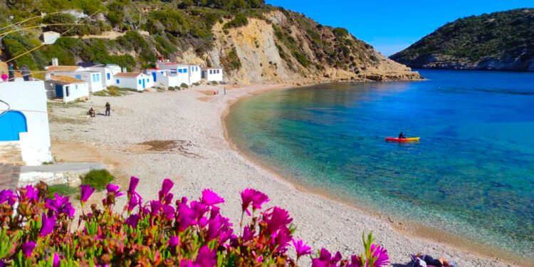 Cala Portichol: La playa VIP de la Comunitat que enamora a famosos y turistas 1 Cala Portichol: La playa VIP de la Comunitat que enamora a famosos y turistas