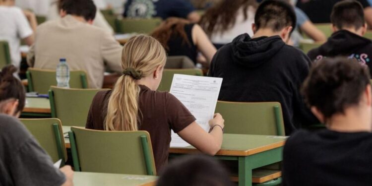 Lo Rat Penat denuncia la discriminació als estudiants valencians en la selectivitat per culpa d'una normativa artificial i catalanisant 1 Lo Rat Penat denuncia la discriminació als estudiants valencians en la selectivitat per culpa d'una normativa artificial i catalanisant