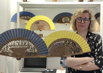 Tradición que emociona: el abanico artesano dedicado al voluntariado de la DANA
