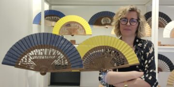 Tradición que emociona: el abanico artesano dedicado al voluntariado de la DANA