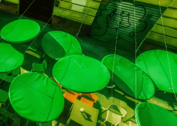 Valencia prueba su primera terraza antirruido en Russafa: sostenibilidad, convivencia y diseño local