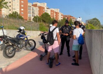 La Policía Local de Paterna intensifica los controles del uso de patinetes eléctricos en calles y parques de la ciudad 1 La Policía Local de Paterna intensifica los controles del uso de patinetes eléctricos en calles y parques de la ciudad