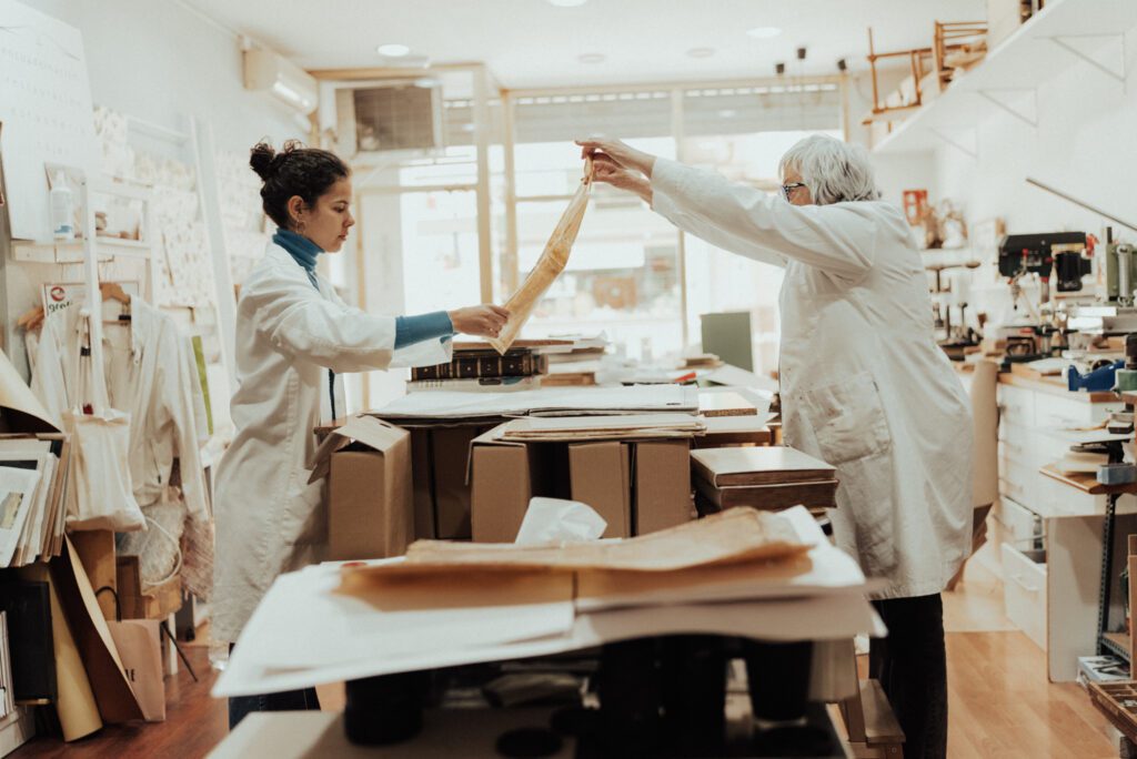 Empresas, entidades, institutos de toda España se unen para restaurar obras de arte y archivos parroquiales afectados por la riada 6 DosdeTres press2