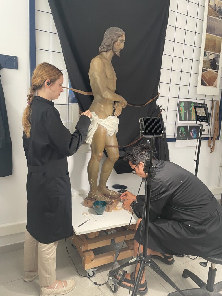Empresas, entidades, institutos de toda España se unen para restaurar obras de arte y archivos parroquiales afectados por la riada 3 Ecce Homo trabajando