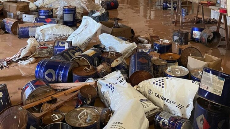 Tradición que emociona: el abanico artesano dedicado al voluntariado de la DANA