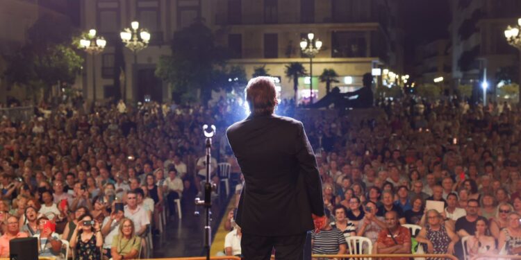 Francisco emociona a Valéncia en la gran noche de la Feria de Julio 1 Francisco emociona a Valéncia en la gran noche de la Feria de Julio