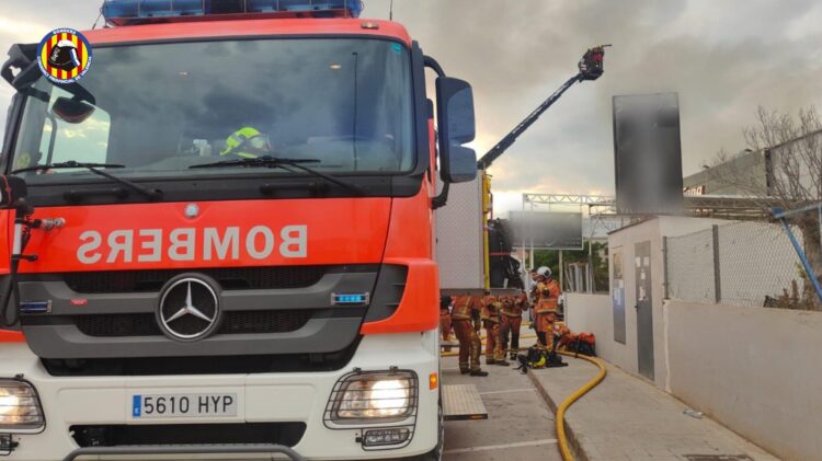Hasta 9 dotaciones de Bomberos han trabajado en la extinción de un incendio en una nave de Manises