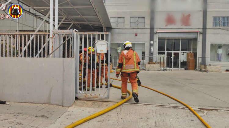 Hasta 9 dotaciones de Bomberos han trabajado en la extinción de un incendio en una nave de Manises
