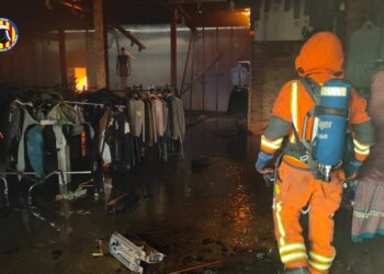 Hasta 9 dotaciones de Bomberos han trabajado en la extinción de un incendio en una nave de Manises