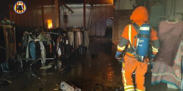 Hasta 9 dotaciones de Bomberos han trabajado en la extinción de un incendio en una nave de Manises