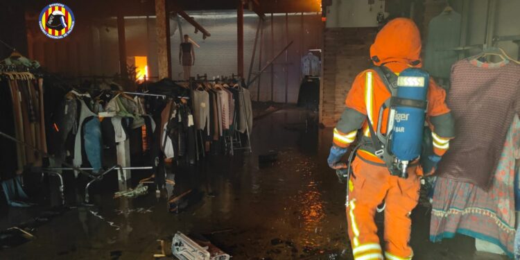 Hasta 9 dotaciones de Bomberos han trabajado en la extinción de un incendio en una nave de Manises 1 Hasta 9 dotaciones de Bomberos han trabajado en la extinción de un incendio en una nave de Manises