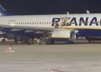 Pánico en Palma: pasajeros saltan del ala de un avión de Ryanair al suelo tras una falsa alarma de incendio