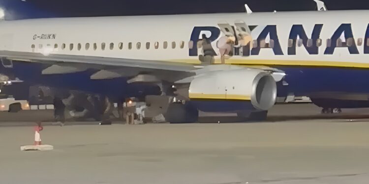 Pánico en Palma: pasajeros saltan del ala de un avión de Ryanair al suelo tras una falsa alarma de incendio