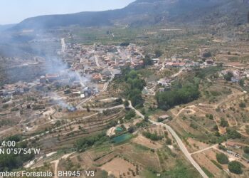 3 medios aéreos en Catarroja y otros 3 en Chera luchan contra sendos incendios