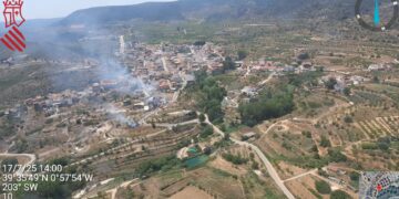 3 medios aéreos en Catarroja y otros 3 en Chera luchan contra sendos incendios