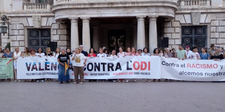 Valencia alza la voz contra el racismo: concentración denuncia la “criminalización” de migrantes en Torre Pacheco 1 Valencia alza la voz contra el racismo: concentración denuncia la “criminalización” de migrantes en Torre Pacheco