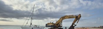 El barco encallado en la Plaja de la Garrofera 10 días vuelve al Club Náutico de Valencia