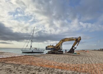El barco encallado en la Plaja de la Garrofera 10 días vuelve al Club Náutico de Valencia