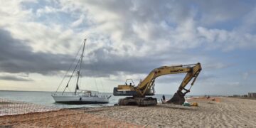 El barco encallado en la Plaja de la Garrofera 10 días vuelve al Club Náutico de Valencia