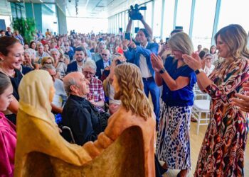 Valencia celebra en el Veles e Vents el Día de los Abuelos organizado por el Padre Ángel y Mensajeros de la Paz