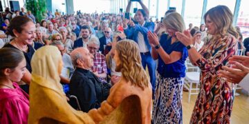 Valencia celebra en el Veles e Vents el Día de los Abuelos organizado por el Padre Ángel y Mensajeros de la Paz