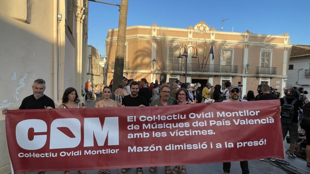 La protesta contra Mazón en Catarroja reúne a 1.500 personas 6 GxC9ql XMAEwhqo