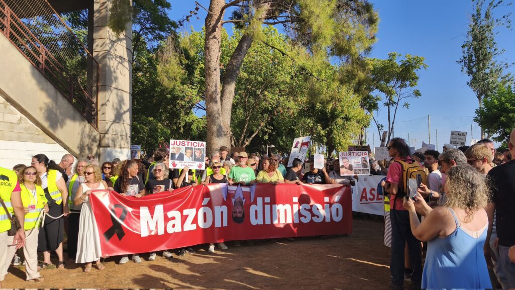 La protesta contra Mazón en Catarroja reúne a 1.500 personas 4 GxCy06aXYAArhrm