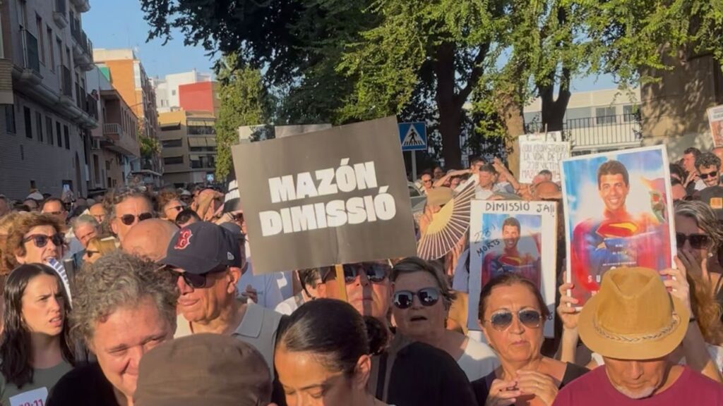La protesta contra Mazón en Catarroja reúne a 1.500 personas 5 GxDE7exXAAAfPLh