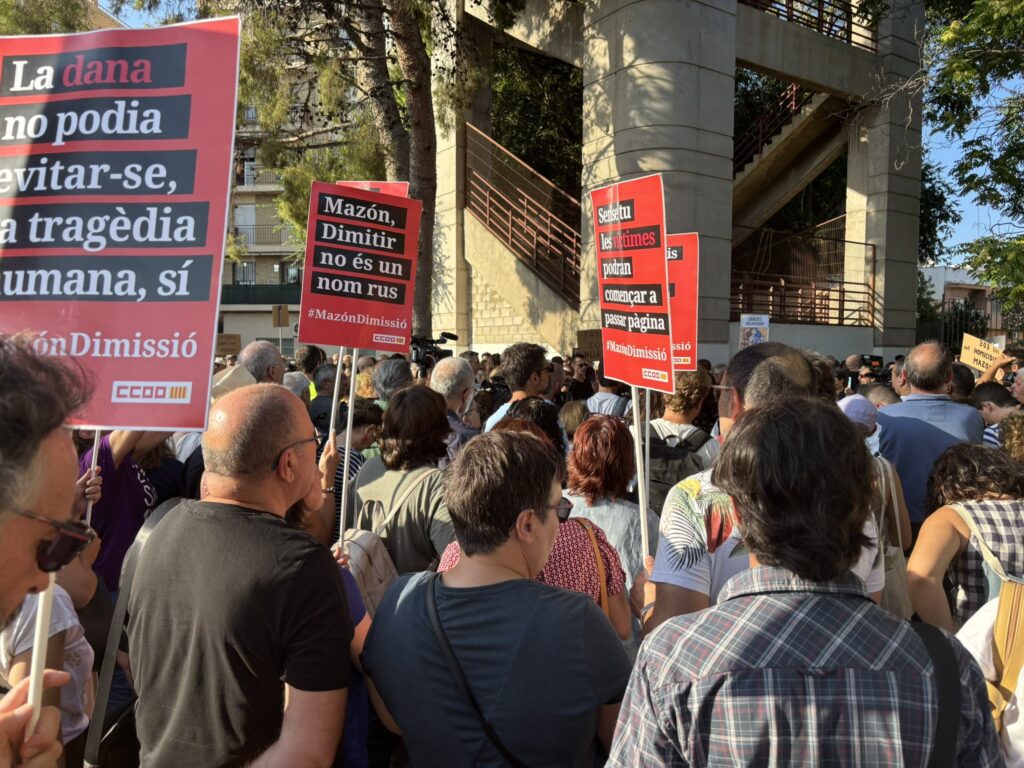 La protesta contra Mazón en Catarroja reúne a 1.500 personas 7 GxDFE53XEAAyJrh