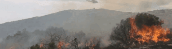 Piden a los vecinos de Alcoy e Ibi cerrar puertas y ventanas ante el avance del incendio forestal
