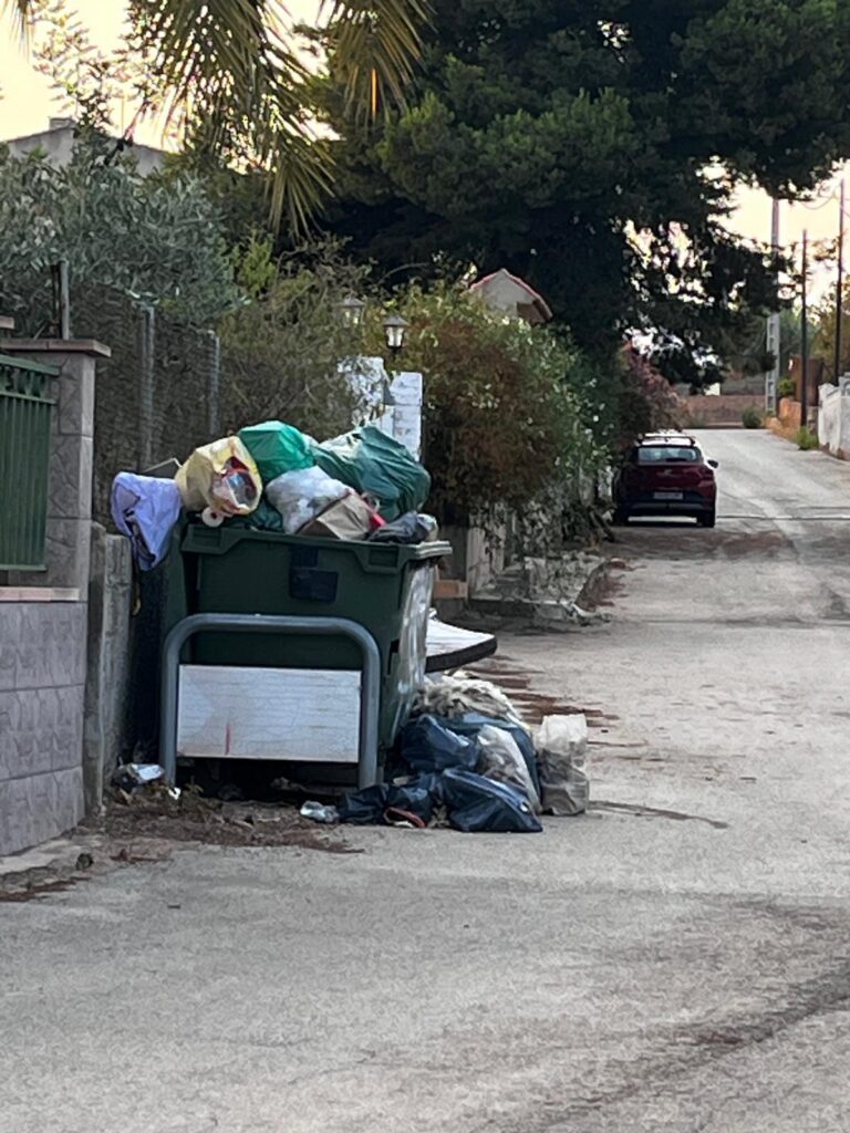 Nàquera: olvido monumental en forma de barro y basura 8 Imagen de WhatsApp 2025 07 07 a las 22.44.29 68ca4867