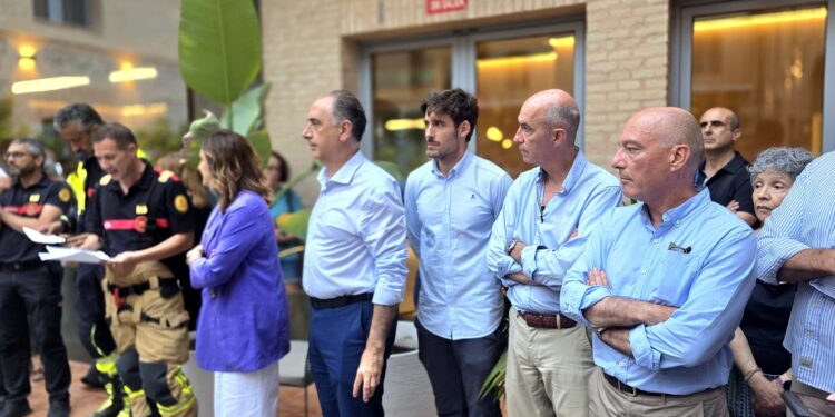 Incendio en la avenida del Puerto de Valencia: 115 viviendas evacuadas y 19 personas atendidas