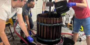 “Comedias 12”: El vino creado por los jóvenes del Casino de Agricultura en homenaje a su historia