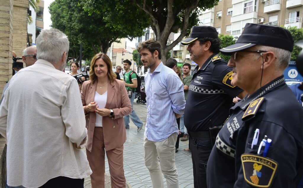 El Ayuntamiento de Valencia atiende a los vecinos afectados por el incendio en la avenida del Port 8 Incendi Port 4