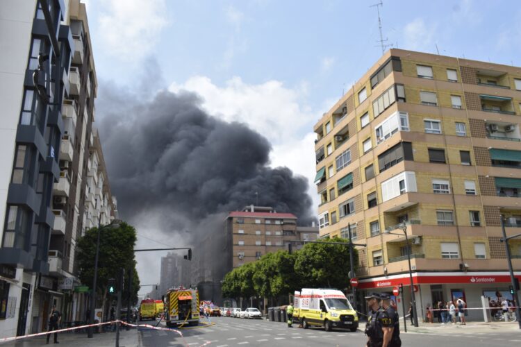 Incendio Valencia: Los bomberos dan por controlado el incendio pero siguen 120 viviendas desalojadas