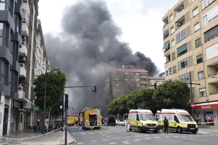 Incendio Valencia: Los bomberos dan por controlado el incendio pero siguen 120 viviendas desalojadas
