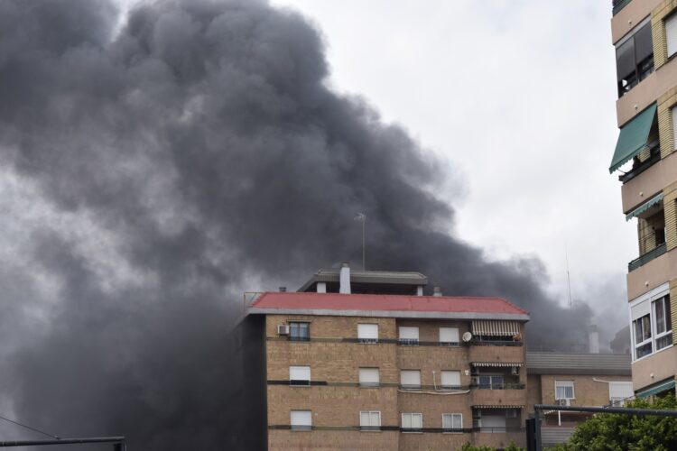 Incendio Valencia: Los bomberos dan por controlado el incendio pero siguen 120 viviendas desalojadas