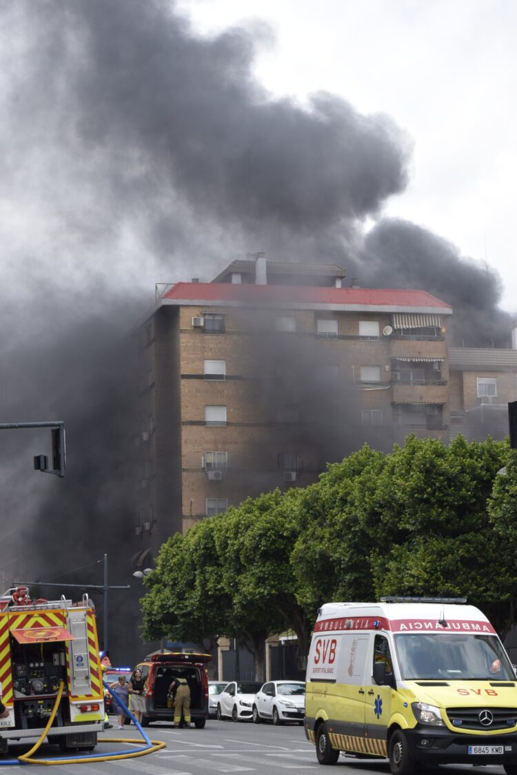 Incendio Valencia: Los bomberos dan por controlado el incendio pero siguen 120 viviendas desalojadas