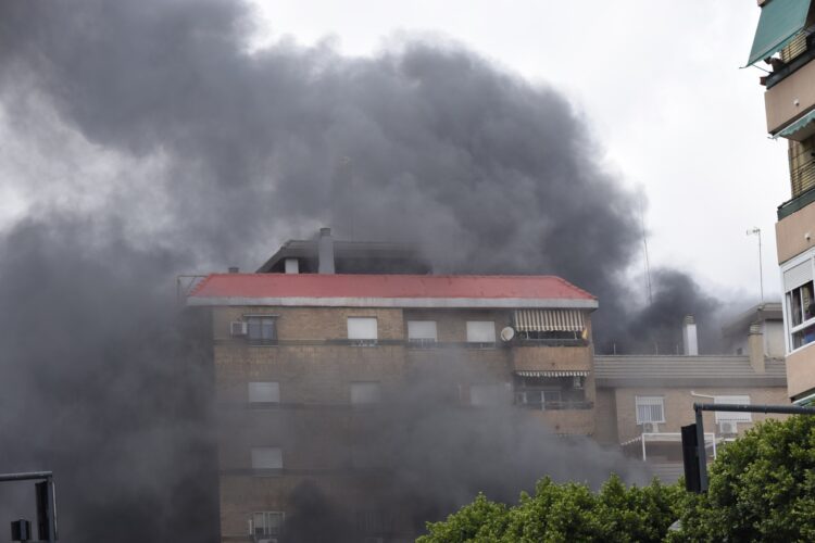Incendio Valencia: Los bomberos dan por controlado el incendio pero siguen 120 viviendas desalojadas