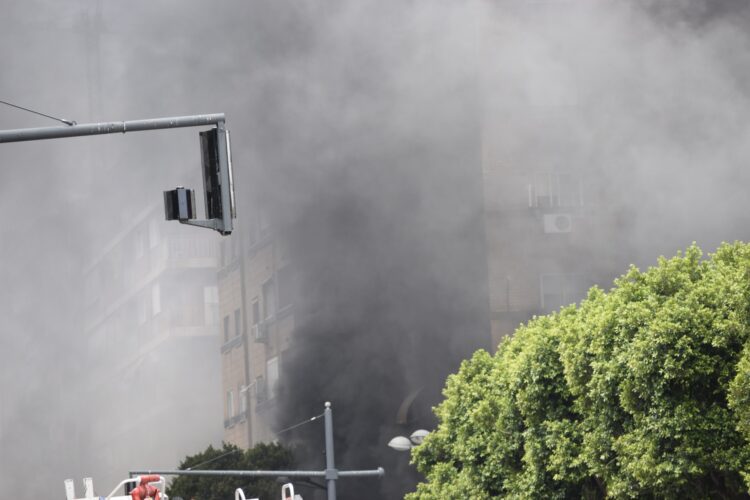Incendio Valencia: Los bomberos dan por controlado el incendio pero siguen 120 viviendas desalojadas