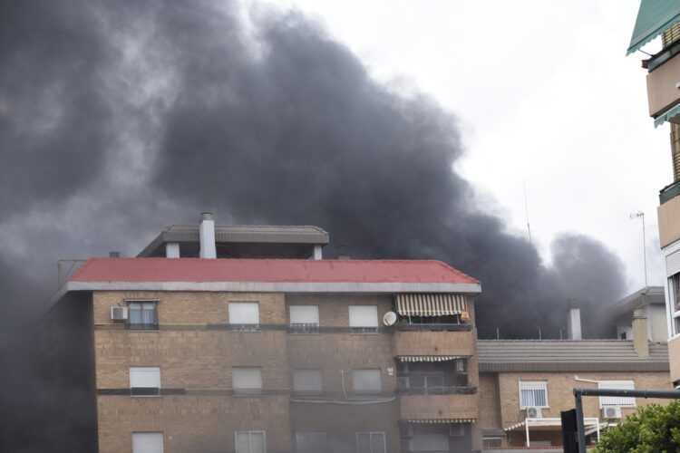 Incendio Valencia: Los bomberos dan por controlado el incendio pero siguen 120 viviendas desalojadas