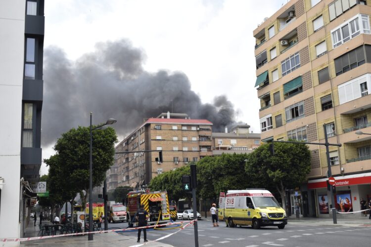 Incendio Valencia: Los bomberos dan por controlado el incendio pero siguen 120 viviendas desalojadas